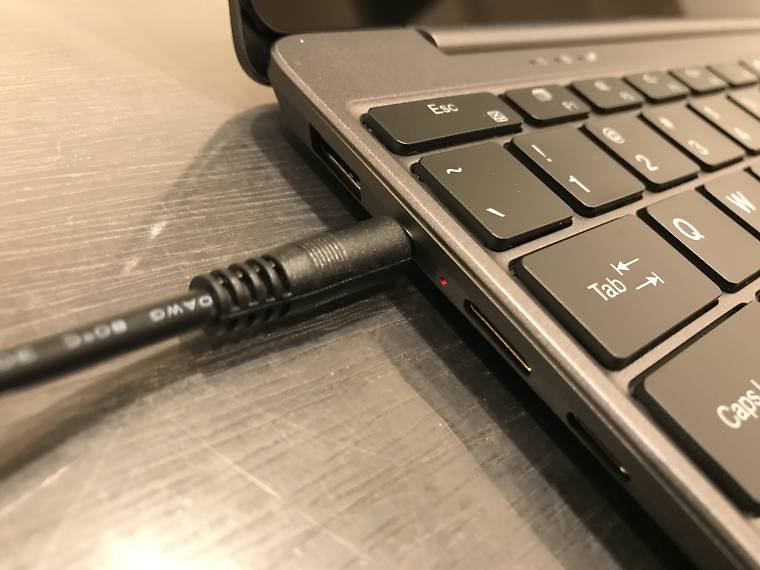 Aerobook側面端子