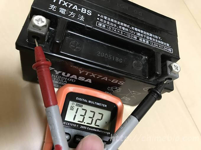 充電完了後のYTX7A-BSの電圧を測定