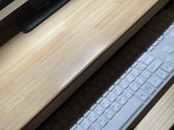 デスク端でキーボードに出来た影