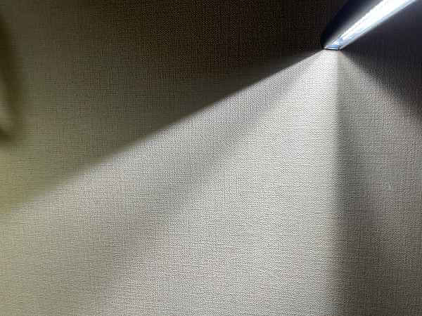 壁に出来る影で照射角度をイメージ
