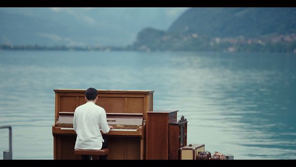 第7話　リ・ジョンヒョクがスイスの桟橋でピアノを弾くシーン