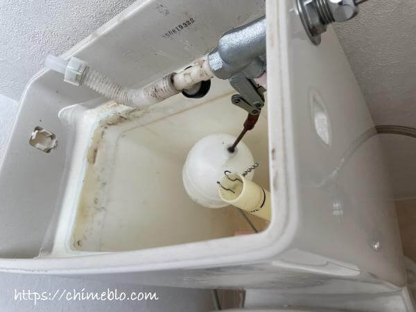 既存の洗浄ユニットを取り外した状態の給水タンク
